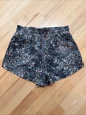 Athleta Crossroads Shorts in Sumo Marble